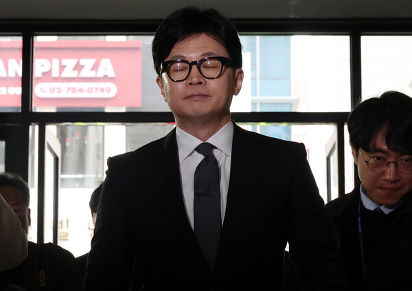 한동훈 국민의힘 비상대책위원장이 11일 오전 서울 여의도 중앙당사로 들어서며 눈을 감고 있다. photo 뉴시스