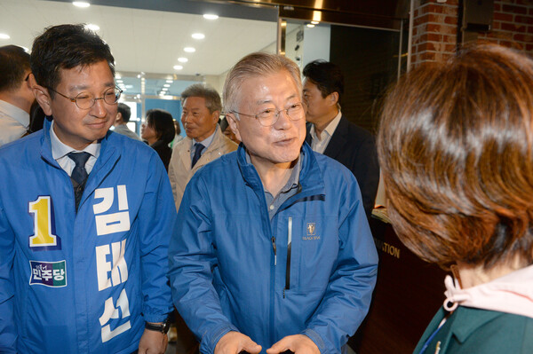 문재인 전 대통령과 울산 동구에서 당선된 더불어민주당 김태선 당선인(왼쪽). Photo 뉴시스