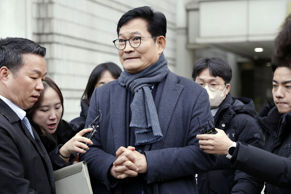 정치자금법 위반 혐의를 받는 송영길 전 더불어민주당 대표가 지난해 12월 18일 서울 서초구 서울중앙지방법원에서 열린 영장실질심사를 마치고 취재진 질문에 답변하고 있다. photo 뉴시스