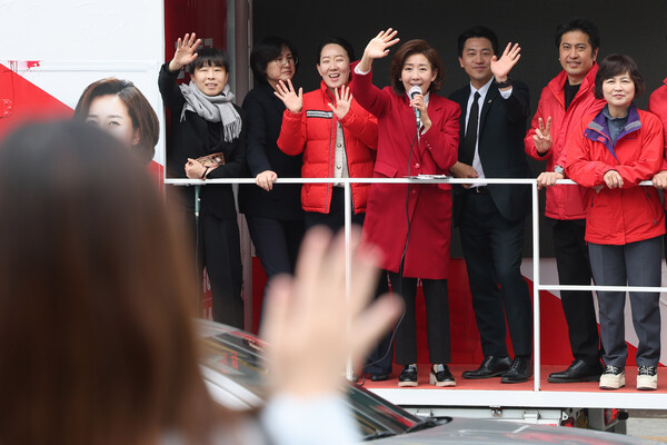 제22대 국회의원 선거 서울 동작구을에 당선된 나경원 국민의힘 당선인이 11일 오후 서울 동작구 중앙대학교 인근에서 시민들에게 당선 인사를 하고 있다. photo 뉴시스