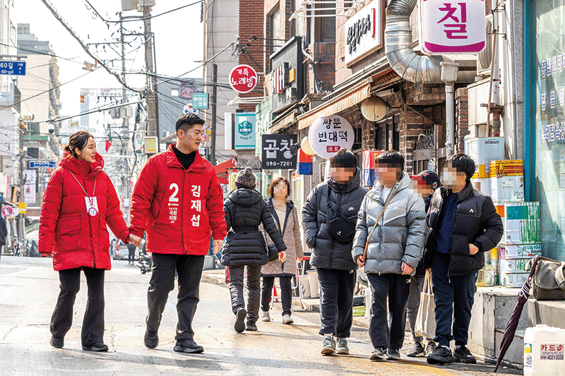 지난 2월 14일 김재섭 후보가 배우자와 함께 쌍문시장을 방문해 지역 주민들을 만나고 있다. photo 이신영 영상미디어 기자
