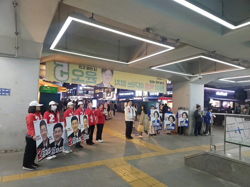 지난 4월 9일 선거를 하루 앞두고 밤늦은 시간까지 창동역에서 유세 중인 김재섭 후보. photo 권아현 기자