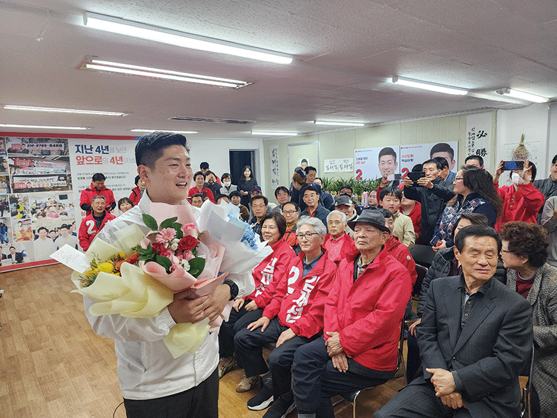 지난 4월 11일 새벽 당선이 확정된 후 선거사무소에서 소감을 말하고 있는 김재섭 후보. photo 김재섭 캠프