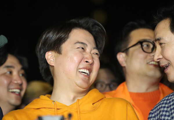 제22대 국회의원 선거 경기 화성을에 출마한 이준석 개혁신당 후보가 11일 오전 경기 화성시 여울공원에서 당선이 유력시 되자 기뻐하고 있다. photo 뉴시스