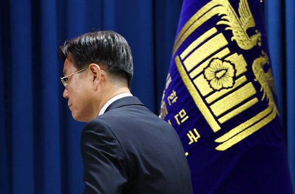 이관섭 비서실장이 11일 서울 용산 대통령실 청사에서 윤석열 대통령의 4.10 총선 결과 입장 발표를 위해 단상에 올라서고 있다. photo 뉴시스