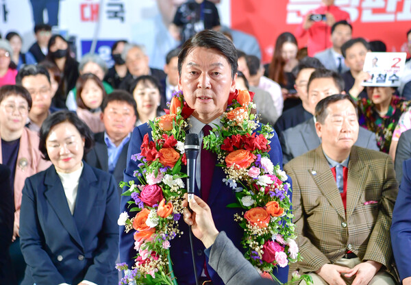 제22대 국회의원선거 분당갑에 출마한 국민의힘 안철수 후보가 지난 11일 오전 경기도 성남시 분당구 선거사무소에서 당선 소감을 말하고 있다. photo 뉴시스