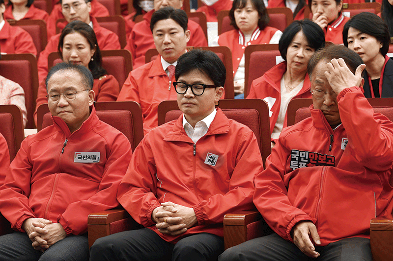4·10 총선 출구조사 발표 직후 한동훈 국민의힘 비상대책위원장(가운데)과 윤재옥 원내대표(왼쪽)가 침통한 표정을 짓고 있다. photo 뉴시스