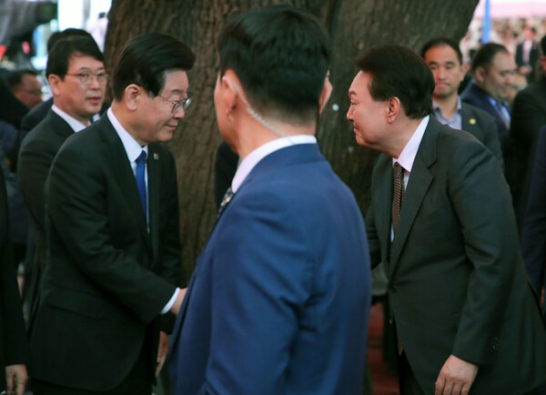 윤석열 대통령이 작년 5월 27일 서울 종로구 조계사에서 열린 불기 2567년 '부처님오신날' 봉축법요식을 마친 뒤 이재명 더불어민주당 대표와 악수하고 있다. photo 뉴시스