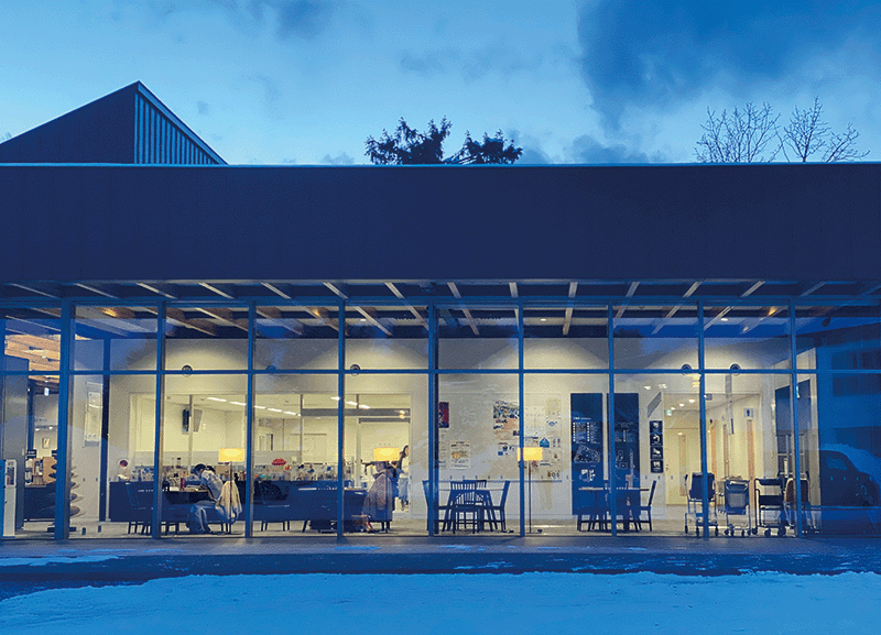 히가시카와 마을 중심부에 위치한 히가시카와초 복합교류시설과 외관. 히가시카와 곳곳에는 시골마을이라는 사실이 믿기지 않을 정도로 뛰어난 건축미를 갖춘 공간들이 많다.