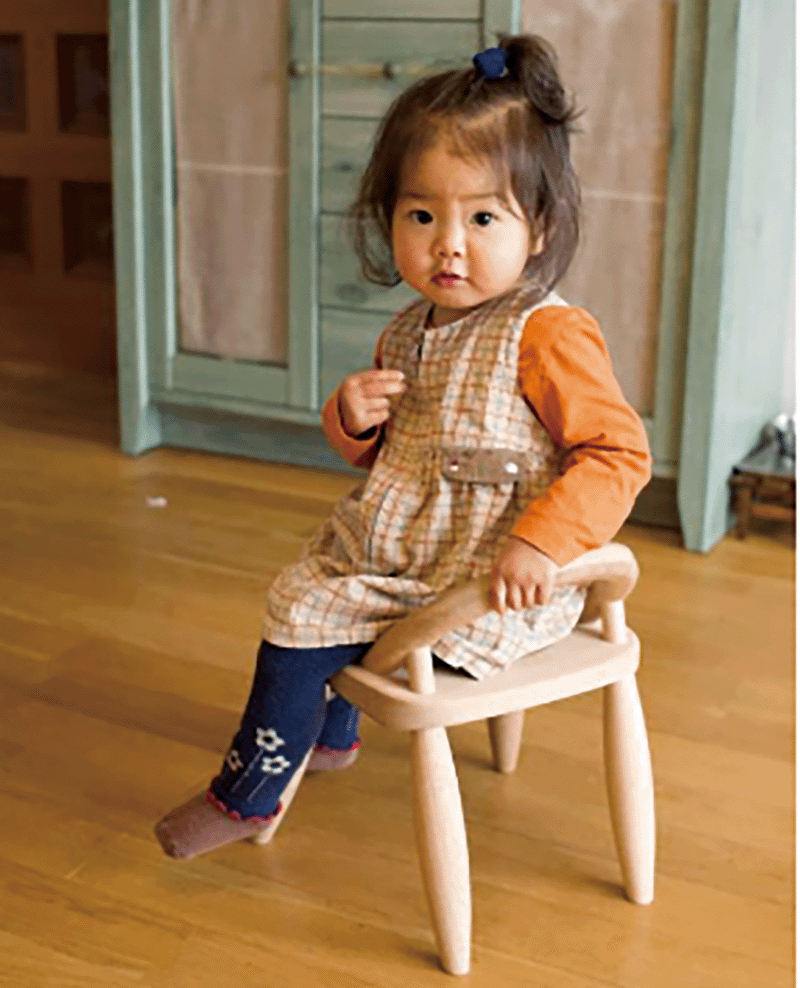 히가시카와에서 태어난 아이들에게는 정장이 아이들의 이름과 생년월일을 기록한 ‘너의 의자’가 배달된다.