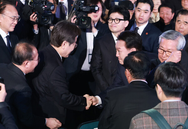 윤석열 대통령이 지난달 1일 서울 중구 유관순기념관에서 열린 제105주년 3·1절 기념식을 마친 뒤 이재명 더불어민주당 대표와 인사하고 있다. photo 뉴시스