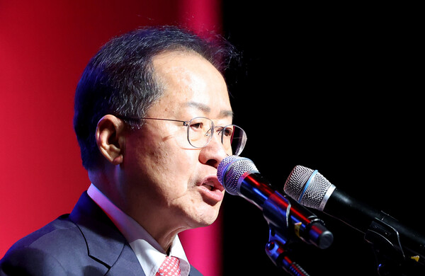 홍준표 대구시장이 21일 대구오페라하우스에서 열린 ‘2024 대구시민의 날 기념식’에서 기념사를 하고 있다. photo 뉴시스