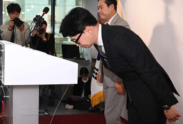 한동훈 국민의힘 비상대책위원장이 11일 오전 서울 여의도 중앙당사에서 제22대 총선 관련 입장발표 전 인사를 하고 있다. photo 뉴시스