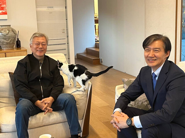 조국 조국혁신당 대표가 지난 2월 12일 경남 양산 평산마을에서 문재인 전 대통령을 예방하고 있다. photo 뉴시스