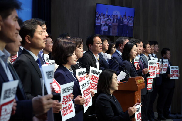 박주민 더불어민주당 의원과 당선인들이 15일 오전 서울 여의도 국회 소통관에서 ‘채상병 특검법 처리 촉구’ 기자회견을 하고 있다. photo 뉴시스