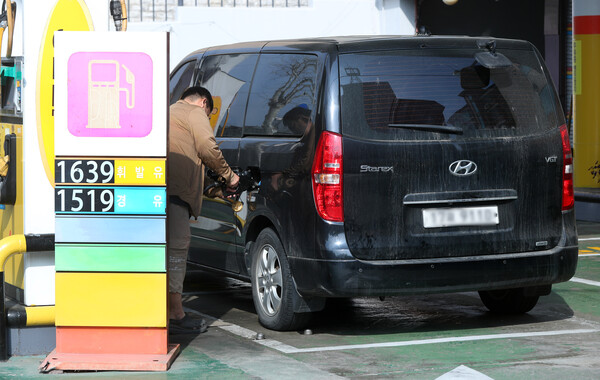 지난 4월 12일 서울 양천구 ‘알뜰 주유소’의 유가 정보 표시. photo 뉴시스