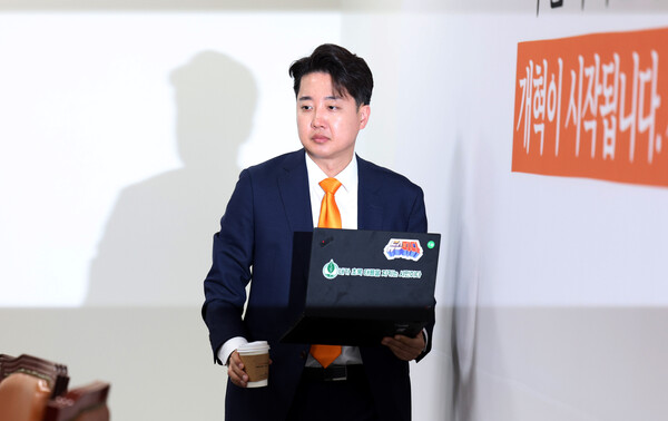 이준석 개혁신당 대표가 15일 오전 서울 여의도 국회에서 열린 최고위원회의에 참석하고 있다.  photo 뉴시스