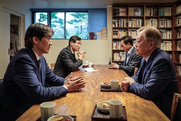 조국 조국혁신당 대표가 15일 경남 양산 평산마을에서 문재인 전 대통령을 예방하고 있다. photo 조국혁신당