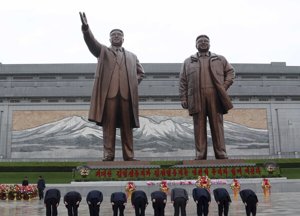 지난 4월 15일, 북한이 최대 명절로 기념하는 김일성 생일 '태양절'을 맞이해 북한 주민들이 평양 만수대 언덕에 세워진 김일성, 김정일 부자 동상을 참배하고 있다. photo 뉴시스