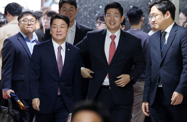 안철수(왼쪽부터) 국민의힘 의원과 김재섭 당선인이 4월 16일 오전 서울 여의도 국회에서 열린 제22대 국회 국민의힘·국민의미래 당선자총회에 참석하고 있다. photo 뉴시스