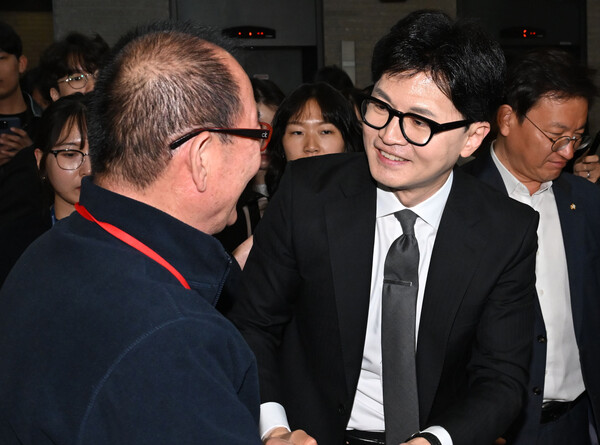 지난 11일 한동훈 국민의힘 전 비상대책위원장이 서울 여의도 중앙당사에서 제22대 총선 관련 입장 발표를 마친 후 당 관계자와 인사를 나누고 있다. photo 뉴시스