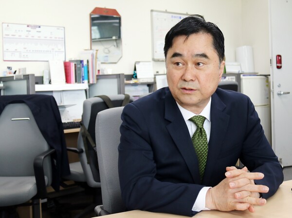 세종시청 기자실을 찾아 이야기하는 김종민 새로운미래 공동대표. photo 뉴시스