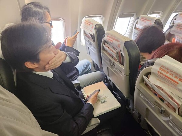 이코노미석을 이용하고 있는 조국 조국혁신당 대표 모습. photo 조용우 조국혁신당 당대표 비서실장 페이스북 캡처