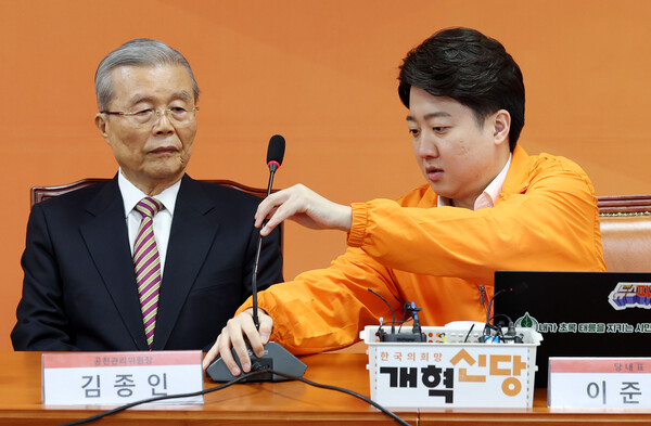 이준석 개혁신당 대표(오른쪽)가 김종인 전 개혁신당 상임고문에게 마이크를 넘겨주고 있다. photo 뉴시스