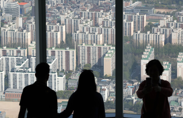 서울 송파구 롯데월드타워 서울스카이 전망대에서 내려다본 아파트 단지 모습. photo 뉴시스