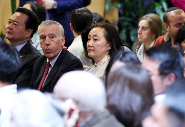 박영선 전 중소벤처기업부 장관이 작년 4월 보스턴 인근 하버드대학교 케네디스쿨에서 윤석열 대통령의 연설 시작을 기다리고 있다. photo 뉴시스