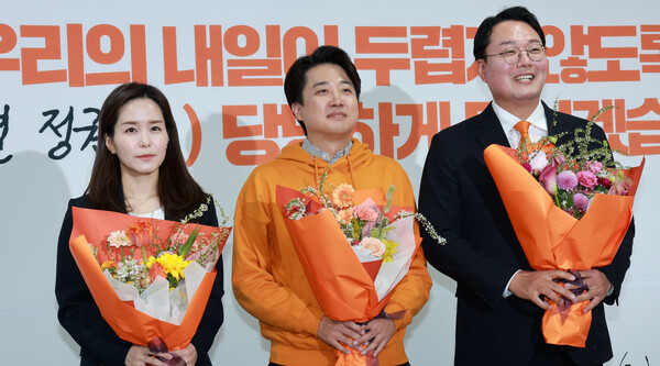이준석 개혁신당 대표가 지난 11일 오후 서울 여의도 국회에서 열린 중앙선거대책위원회 해단식에서 이주영·천하람 총괄선대위원장과 함께 꽃다발을 들고 기념촬영을 하고 있다. photo 뉴시스