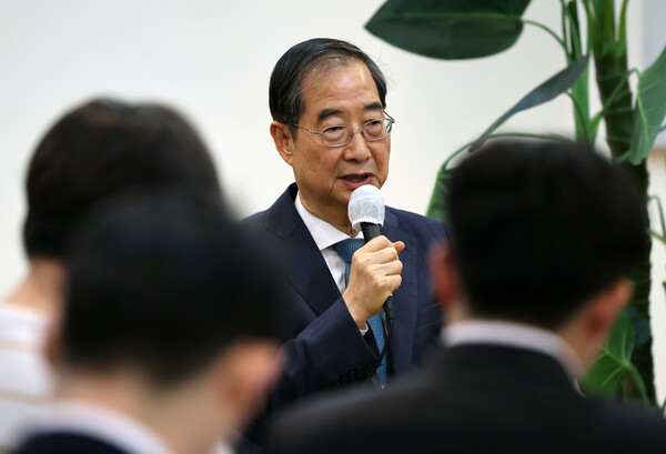 지난 4월 17일, 출입기자들과 간담회를 가진 한덕수 국무총리. photo 뉴시스