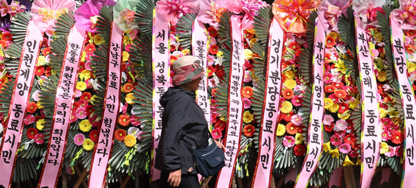 17일 오전 서울 여의도 국회 헌정문 앞에 한동훈 국민의힘 전 비상대책위원장을 응원하는 문구가 적힌 화환이 나란히 놓여 있다. photo 뉴시스 