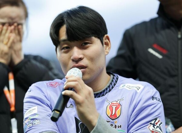 지난해 11월 은퇴식에서 팬들에게 인사말하는 유연수씨. photo 제주유나이티드 제공