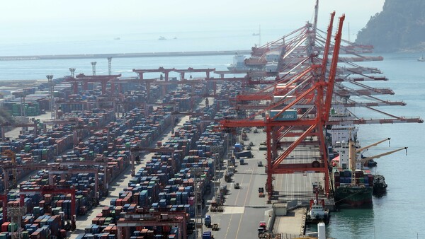 부산 남구 신선대부두 야적장 컨테이너들. photo 뉴시스