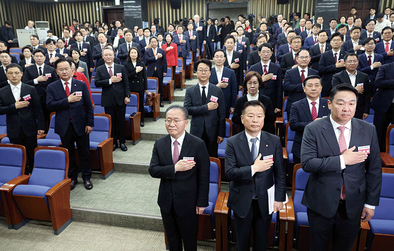 지난 4월 16일 국민의힘 당선인들이 서울 여의도 국회에서 열린 제22대 국회 국민의힘·국민의미래 당선자총회에서 국민의례를 하고 있다. photo 뉴시스
