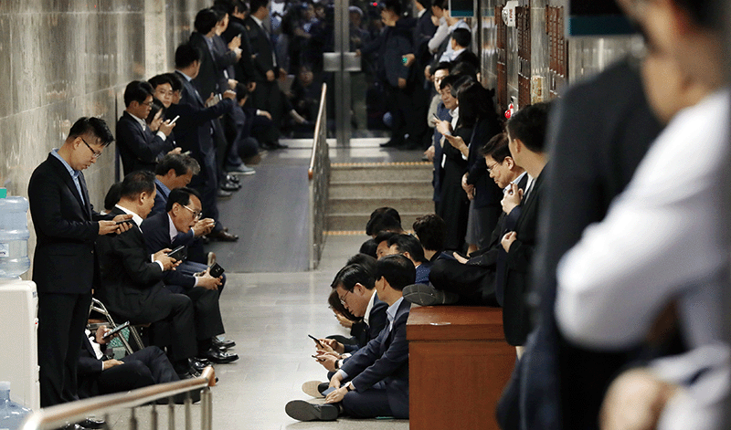 2019년 4월 25일 국회 사개혁특별위원회가 열릴 것으로 예상되는 245호 회의실 앞에서 자유한국당 의원들과 당직자들이 점거한 채 대기하고 있다. photo 뉴시스