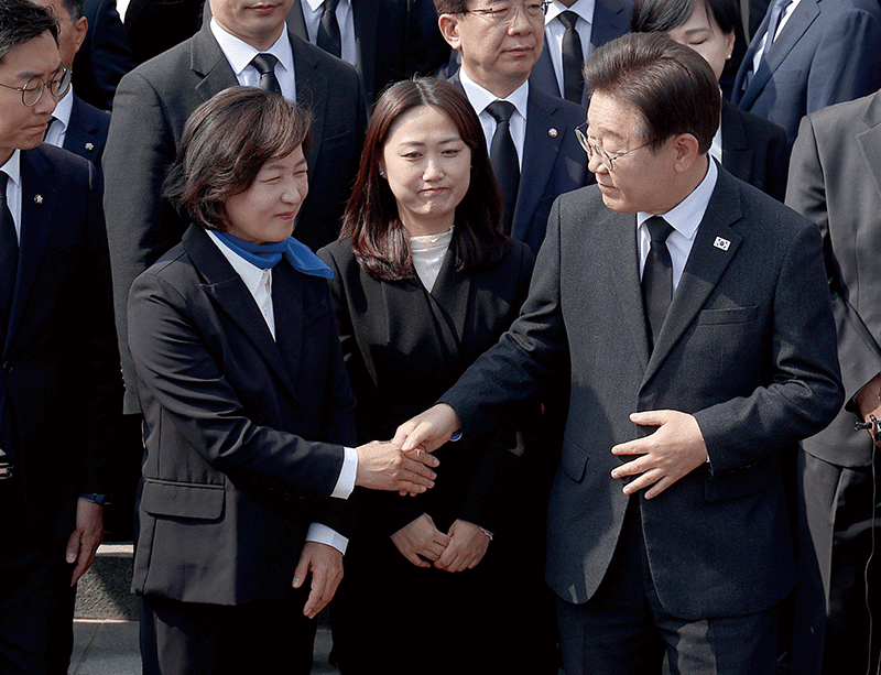 더불어민주당 최다선인 6선의 추미애 당선인(왼쪽)이 지난 4월 12일 서울 동작구 국립서울현충원에서 이재명 대표와 악수를 나누고 있다. photo 뉴시스