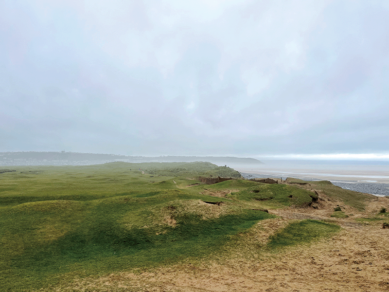 골프코스와 해변 사이의 모래언덕.
