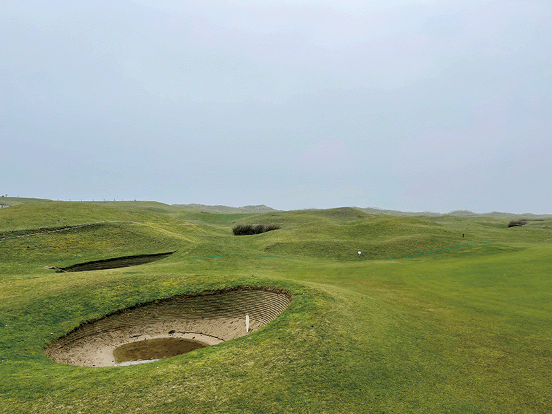 벙커에 바닷물의 일부가 고여 있는 모습.