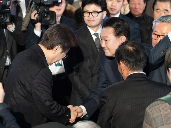 윤석열 대통령(오른쪽)이 지난달 1일 서울 중구 유관순기념관에서 열린 제105주년 3·1절 기념식을 마친 뒤 이재명 더불어민주당 대표와 인사하고 있다. photo 뉴시스