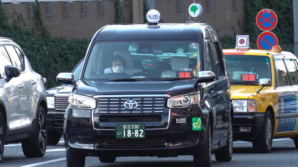 도쿄 신주쿠에서 운영되는 택시. photo 신화통신