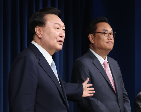 윤석열 대통령이 22일 오전 서울 용산 대통령실 청사에서 정진석(오른쪽) 국민의힘 의원의 신임 비서실장 임명 발표를 하고 있다. photo 뉴시스