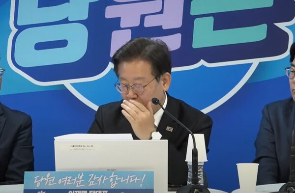 이재명 더불어민주당 대표가 지난 19일 서울 여의도 민주당사에서 유튜브로 생중계된 ‘당원과의 만남’에서 한 당원이 보낸 메시지를 읽고 있다. photo 민주당 유튜브 델리민주 캡처