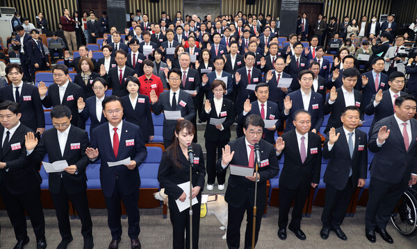 지난 16일 서울 여의도 국회에서 열린 제22대 국회 국민의힘·국민의미래 당선자총회에서 배준영, 김예지 당선인이 결의문을 낭독하고 있다. photo 뉴시스