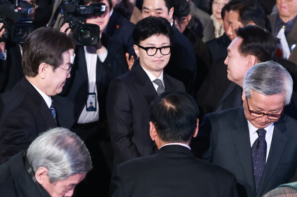 윤석열 대통령이 지난 3월 1일 서울 중구 유관순기념관에서 열린 제105주년 3·1절 기념식을 마친 뒤 한동훈 국민의힘 비상대책위원장, 이재명 더불어민주당 대표와 인사하고 있다. photo 뉴시스