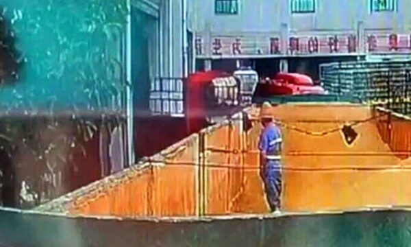 최근 중국 SNS(소셜네트워크서비스) 웨이보에는 중국 산둥성 핑두시 칭다오 3공장에서 한 남성이 맥주 원료인 맥아 보관 장소에 들어가 소변을 보는 듯한 영상이 공개됐다. photo 웨이보