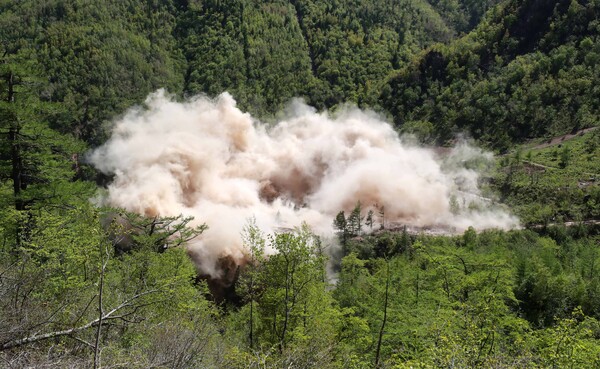 2018년 5월 함경북도 길주군 풍계리 핵실험장에서 언론에 공개된 실험장 폐쇄 폭파작업. photo 뉴시스