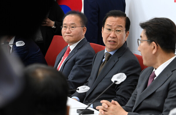 윤재옥 국민의힘 원내대표(왼쪽)와 권영세 의원(가운데), 권성동 의원이 지난 15일 오전 서울 여의도 국회에서 열린 4선 이상 국회의원 당선인 간담회에 참석해 있다. photo 뉴시스
