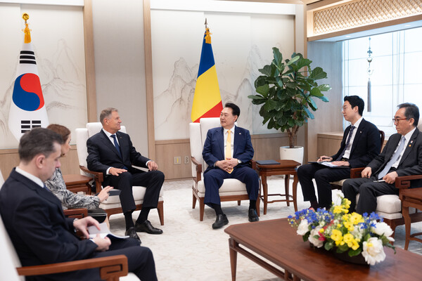 윤석열 대통령과 클라우스 요하니스 루마니아 대통령이 23일 서울 용산 대통령실 청사에서 소인수 환담을 하고 있다.  photo 뉴시스